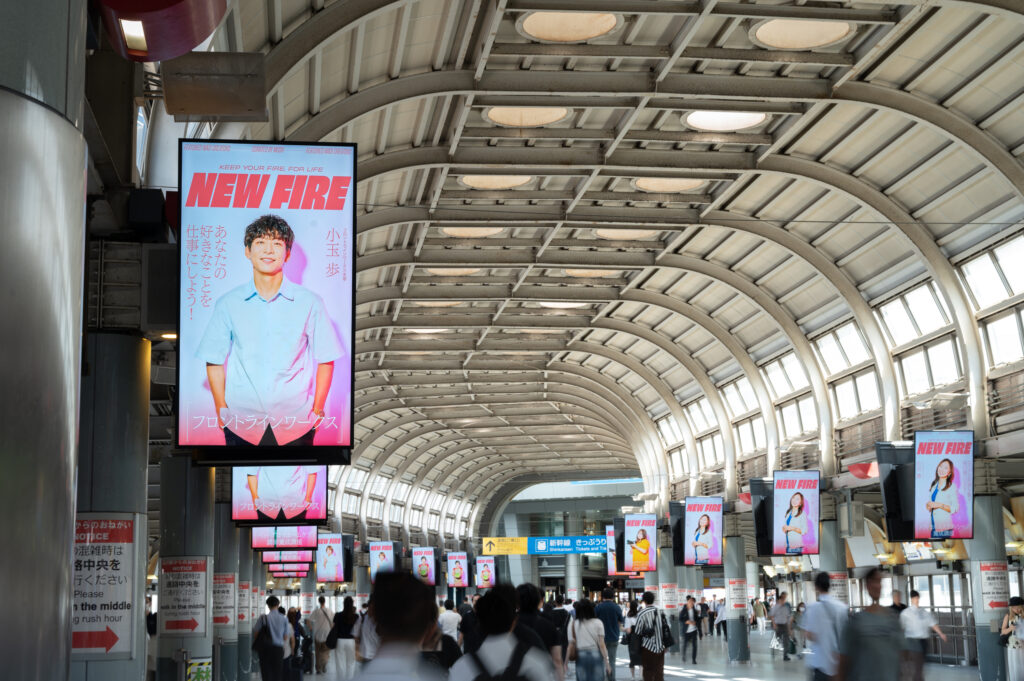 frontineworksが品川駅の広告をジャック